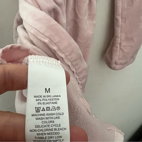 Kate Spade Embossed Floral Plush Long-Sleeve Tie-Front Short Cozy Robe - Picture 10 of 10